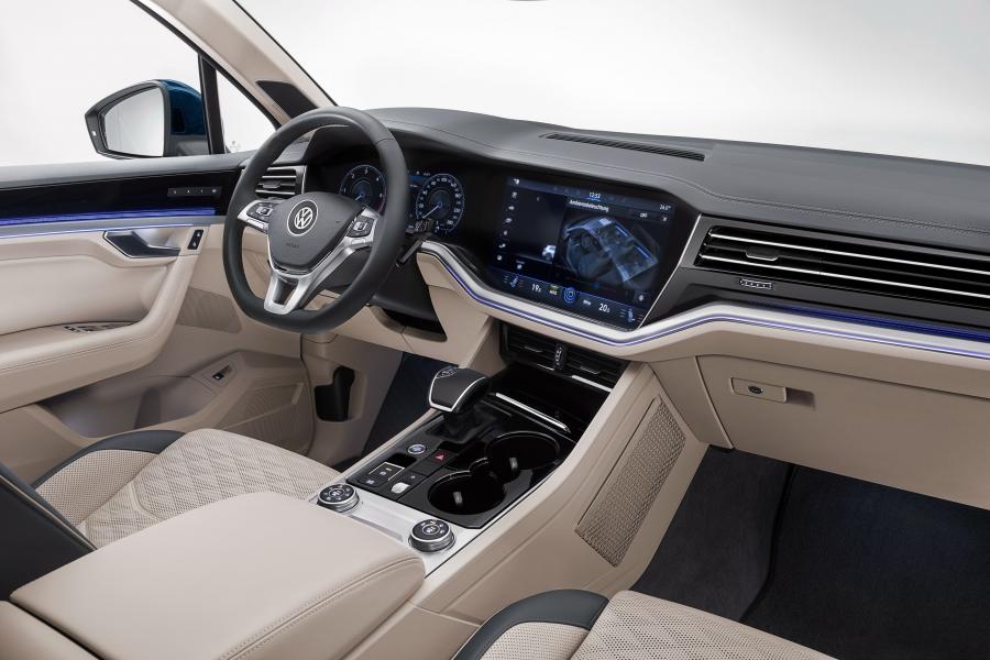 Интерьер Volkswagen Touareg V6 TDI Elegance 2018 года  (WW) (фото 36 из 46)